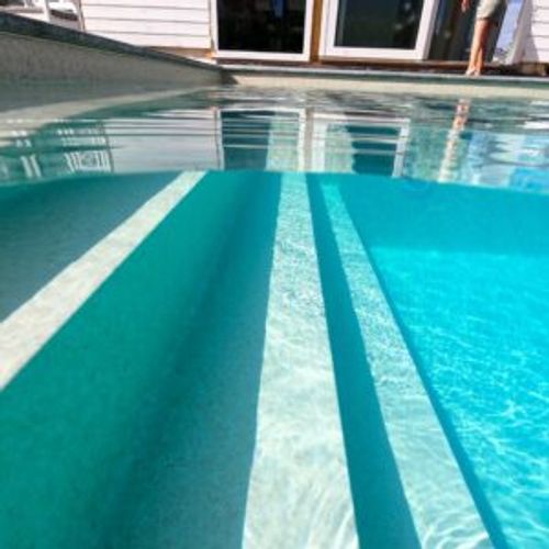 Undervattensvy av pooltrappa med ljus liner