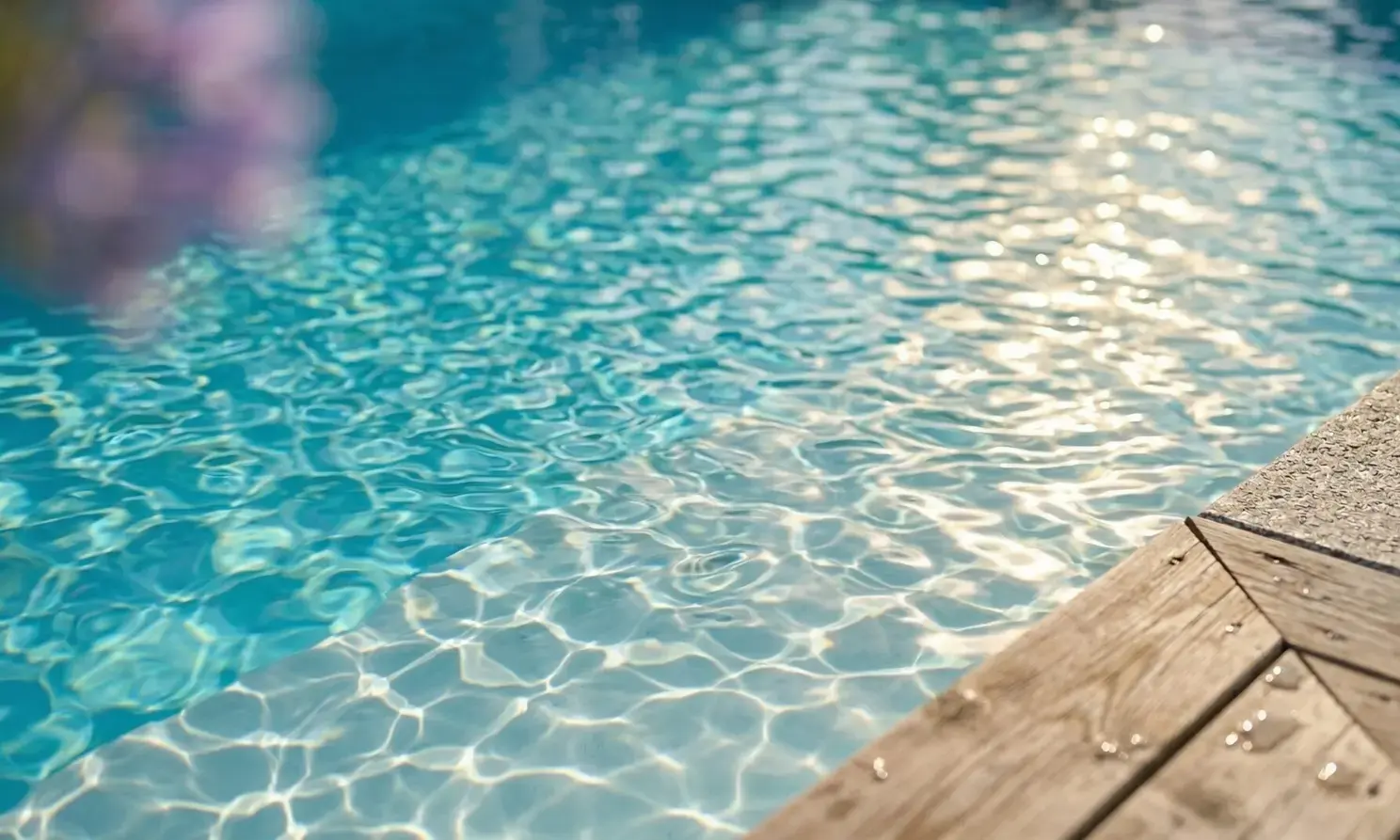 Glittrande poolvatten