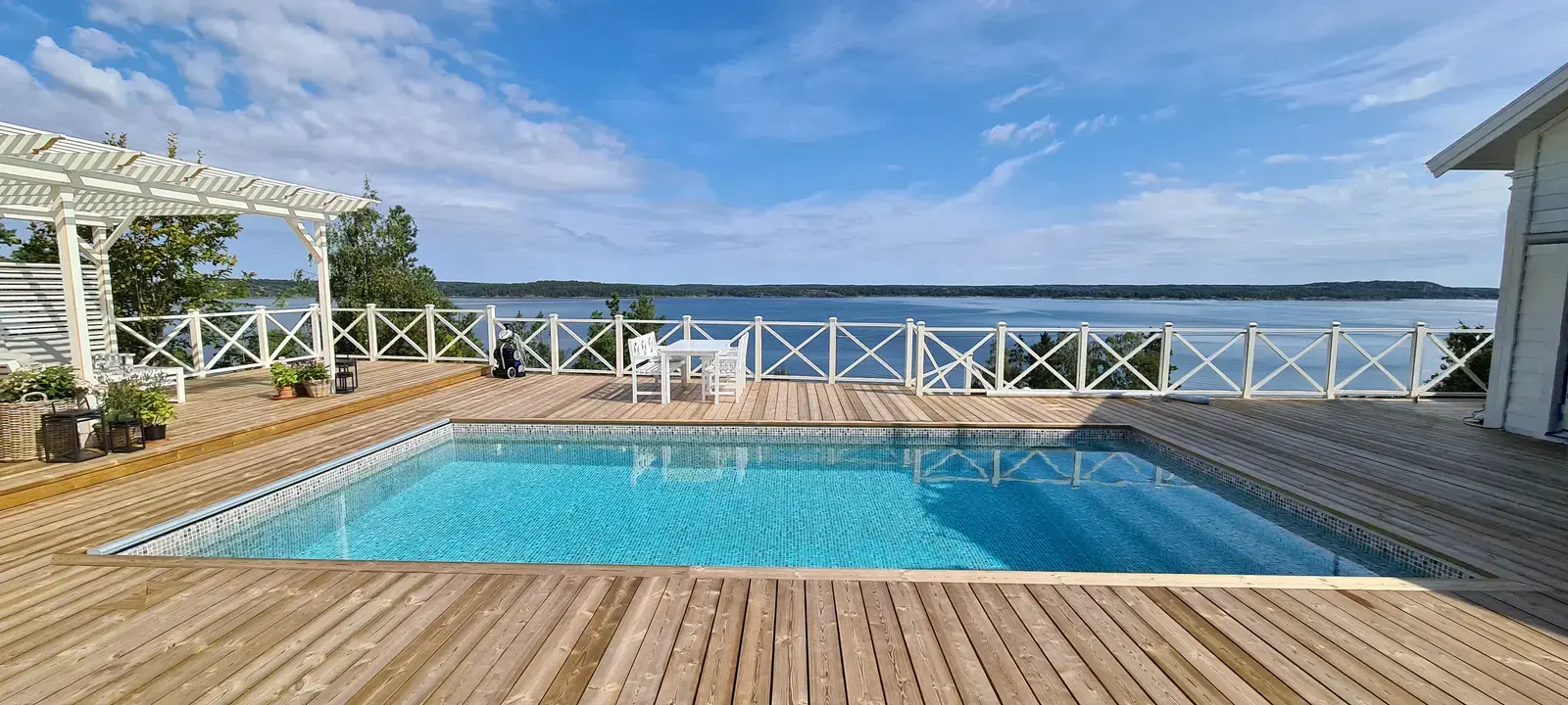 Pool på bergstopp med havsutsikt i Tyresö