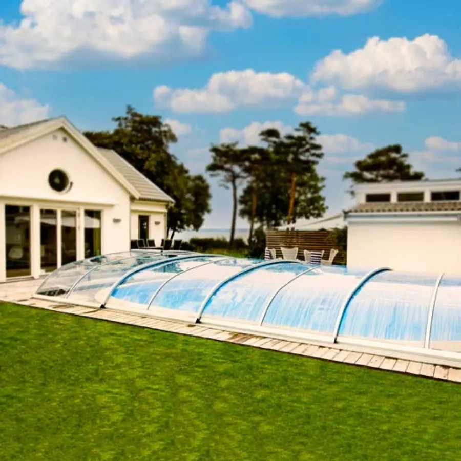 Pooltak över pool i trädgårdsmiljö