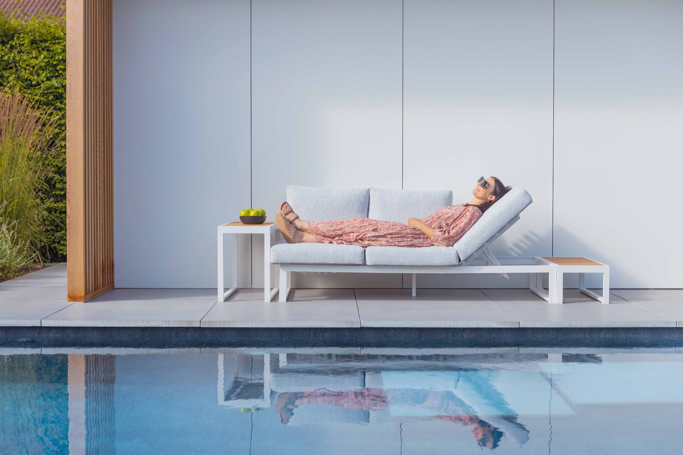 STAY Flex Trippelsoffa sten/vit ram — vid pool