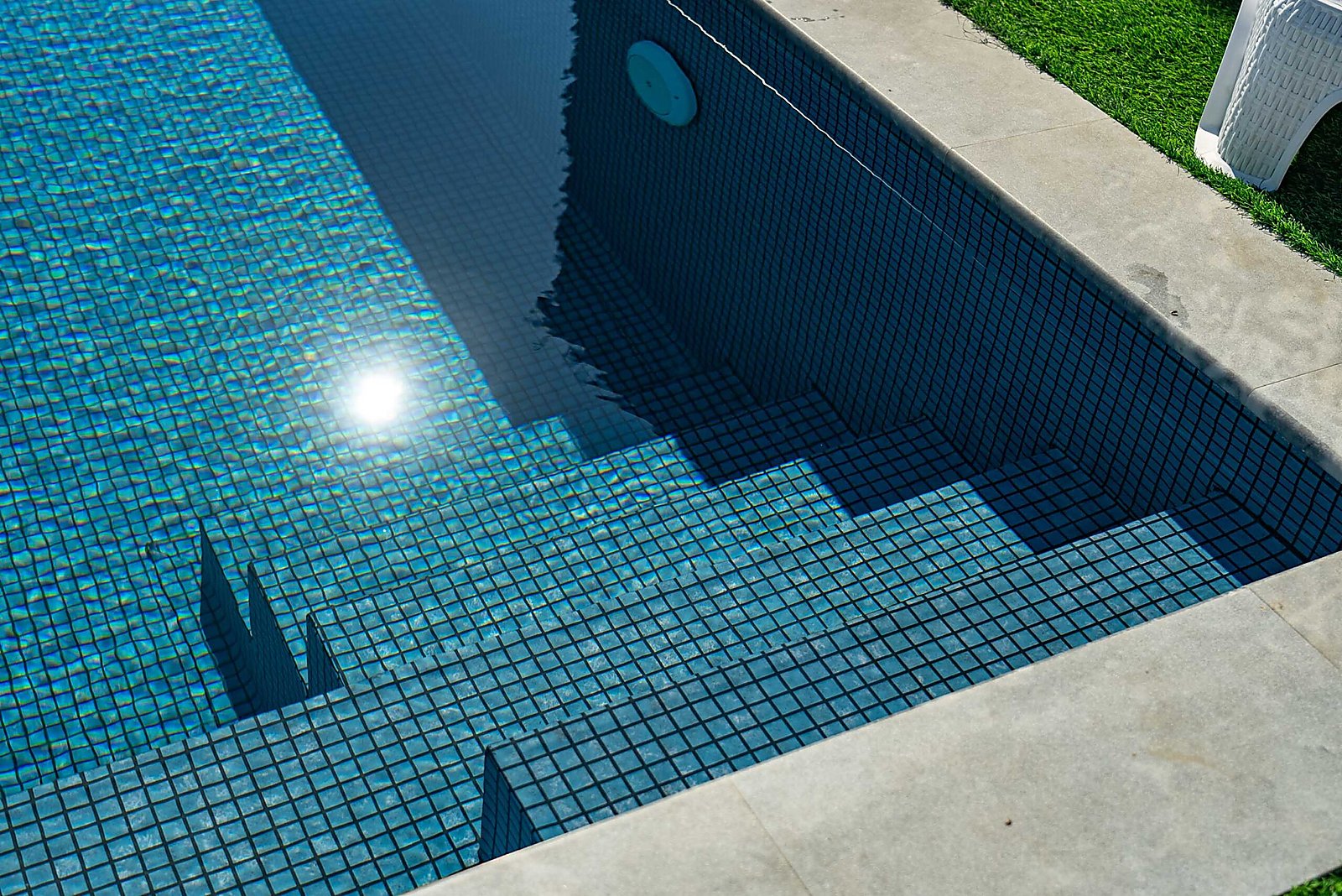 Haogenplast Matrix Svart & Blå – pool installation