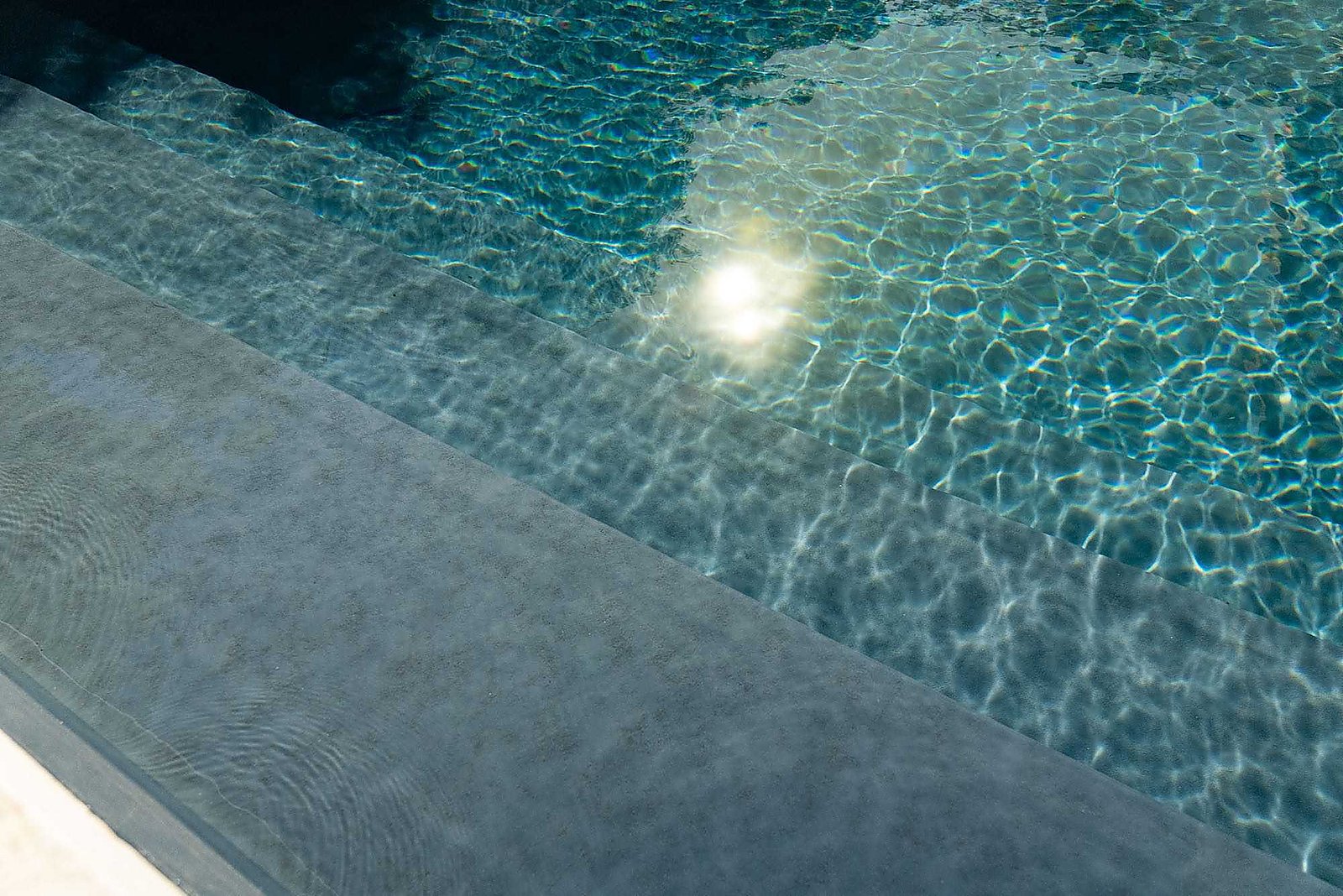 Haogenplast UNI 3D Mörkgrå – installerad pool